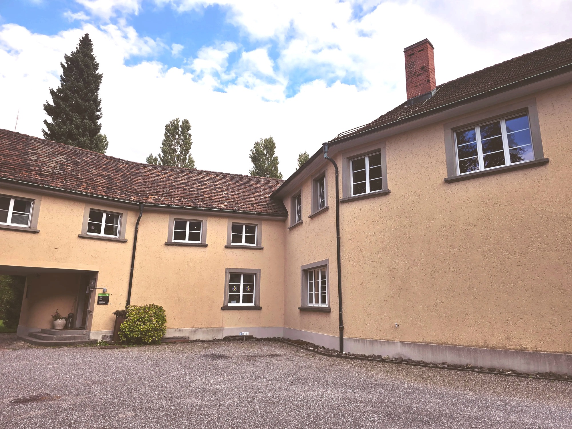 Der Hof mit den Parkplätzen